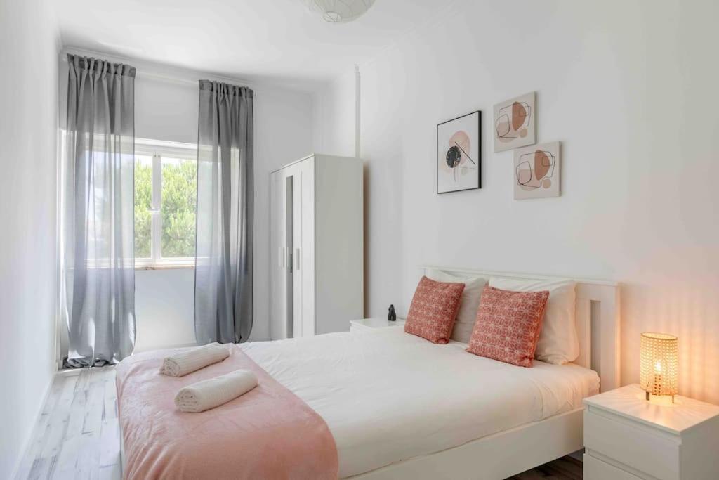 Lovely 3-Bedroom Condo W/ Free Parking On Premises Queluz Luaran gambar