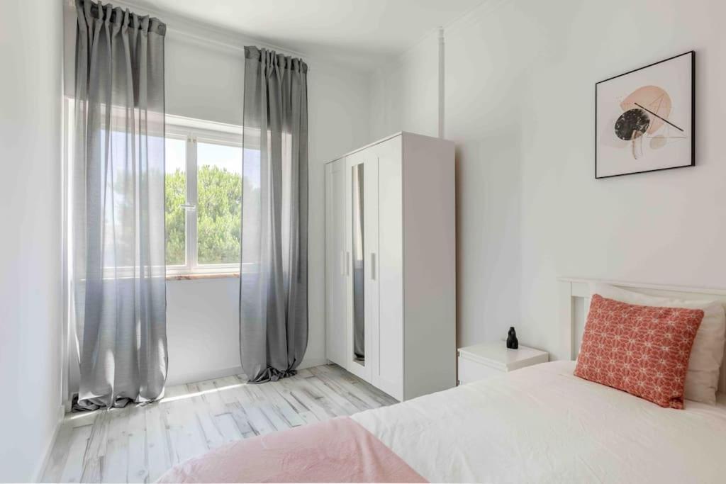 Lovely 3-Bedroom Condo W/ Free Parking On Premises Queluz Luaran gambar